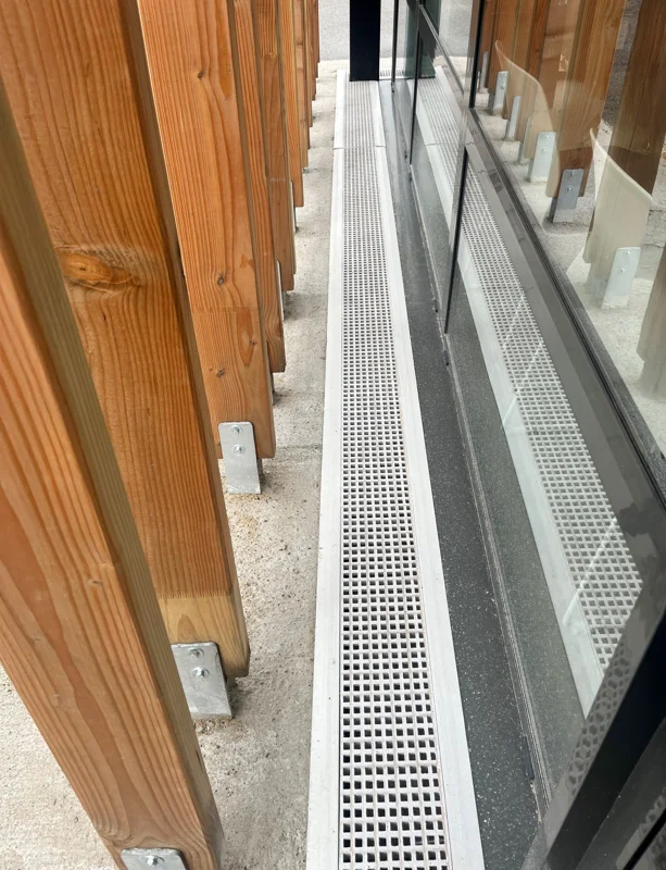   Marches en caillebotis pressé menant à la terrasse d'une maison individuelle